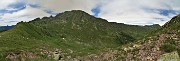 58 Risalendo la costiera del Monte Mincucco con vista in Valletto e Ponteranica